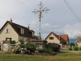 Clavaire à l'entrée du village