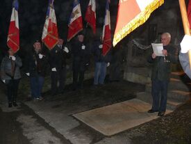 Le président avec les portes drapeaux...